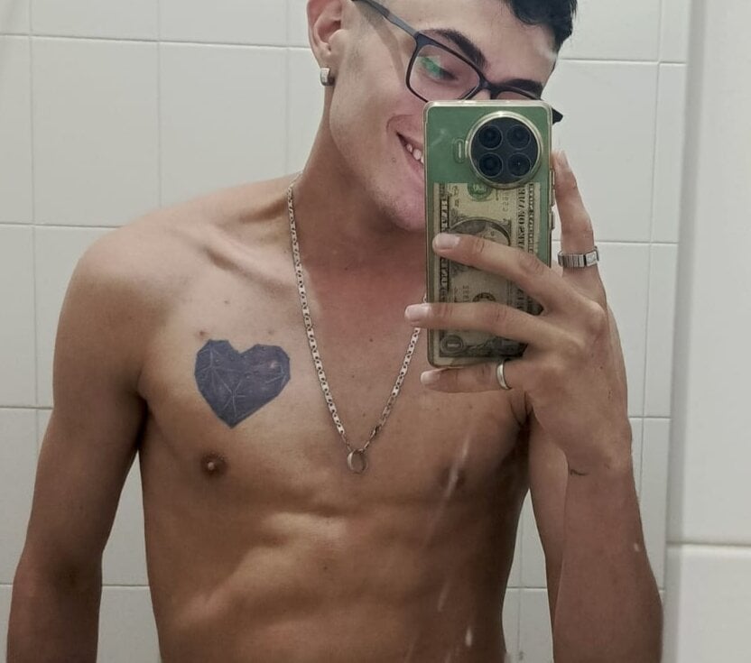 ethan_hawk19 from stripchat