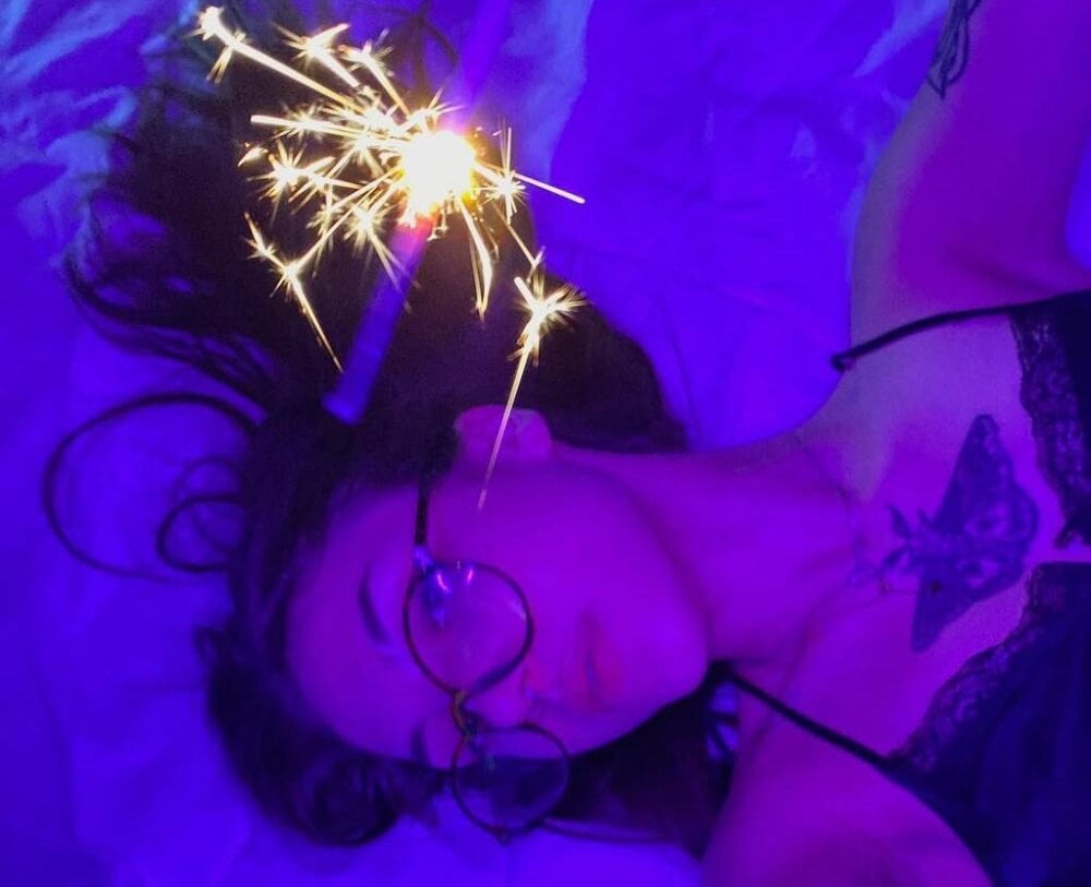 cheapadultsexcams.com hottiana777 livesex profile in small-tits cams