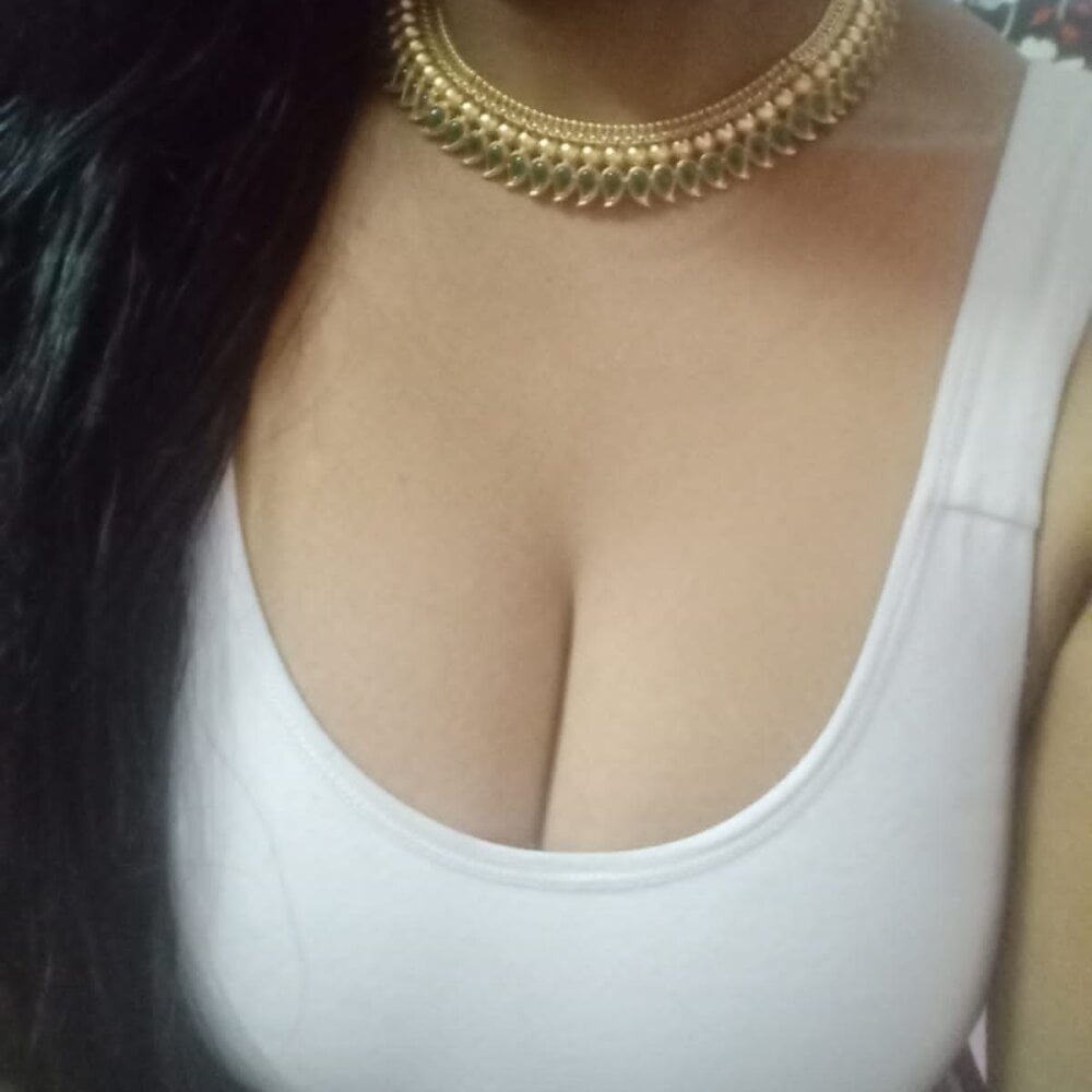 Tamilpriyaa live cam model at StripChat