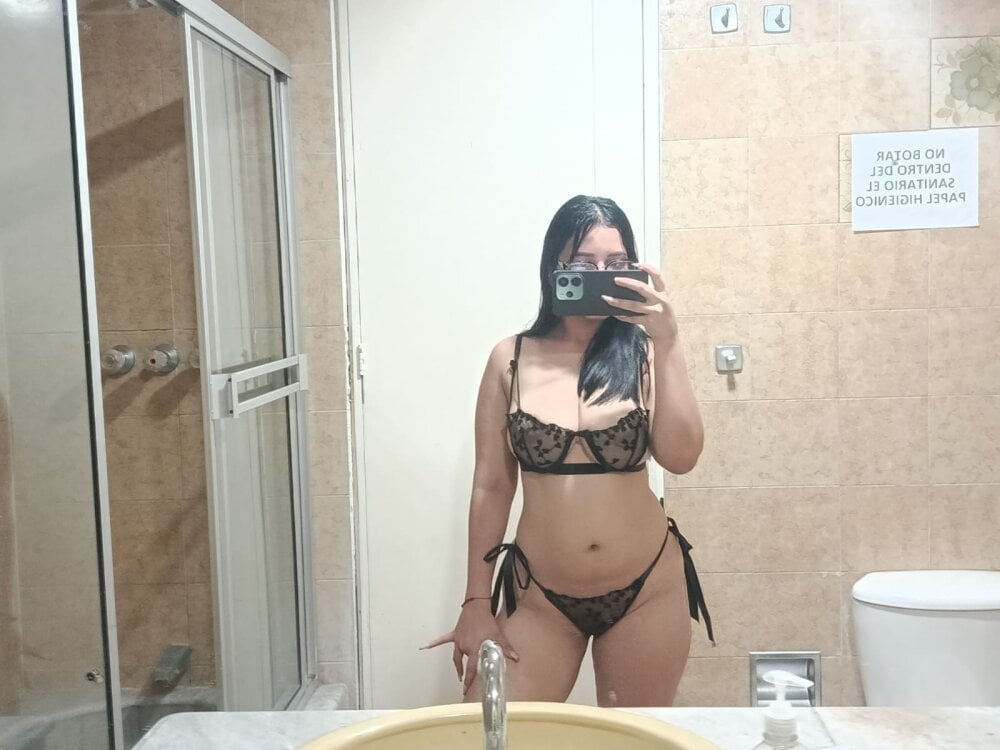 stripchat miablacke webcam profile pic via bestlivesexchat.com