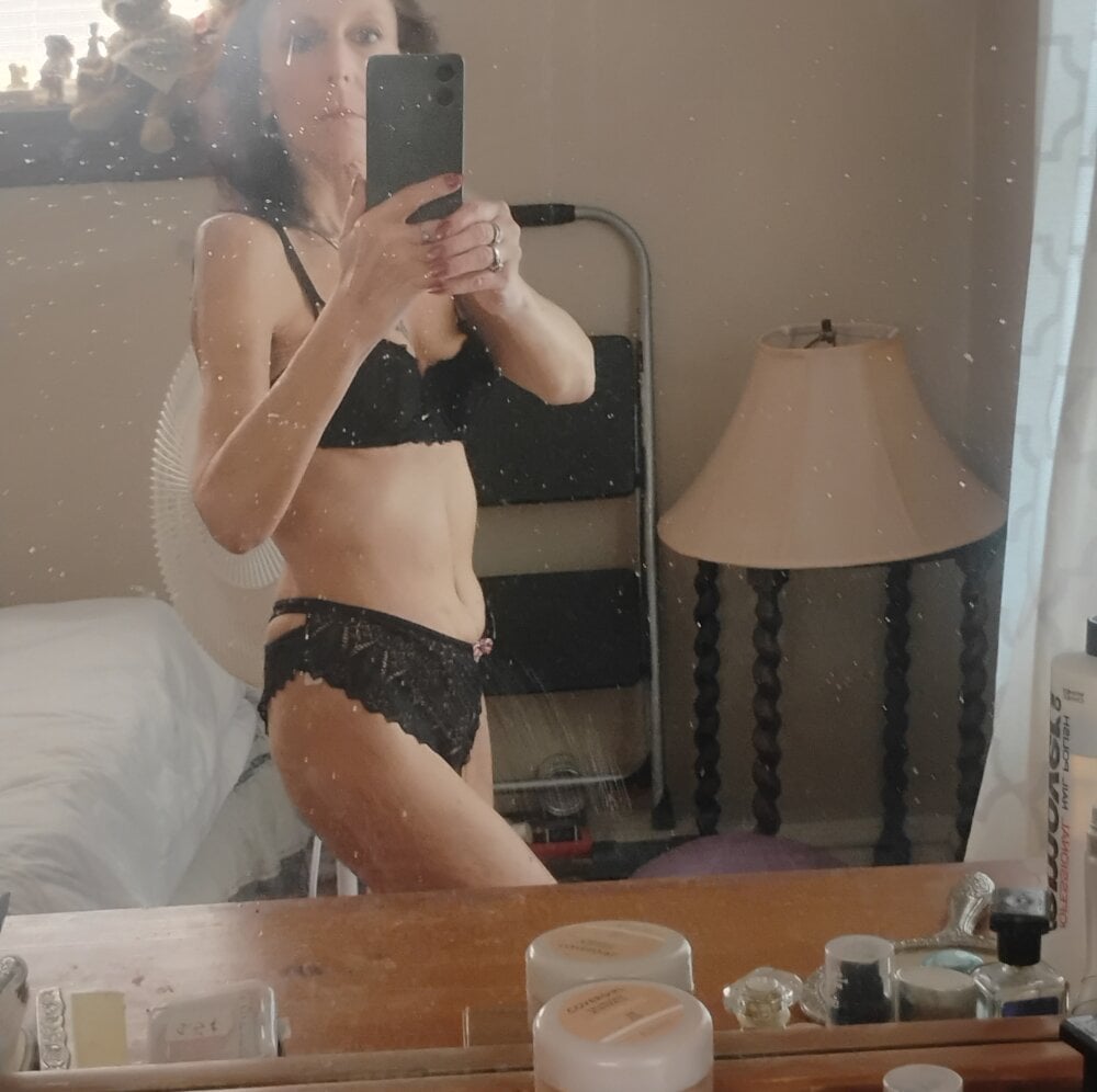 iluvcams.com spicylady1234 livesex profile in right-behind-the-screen cams