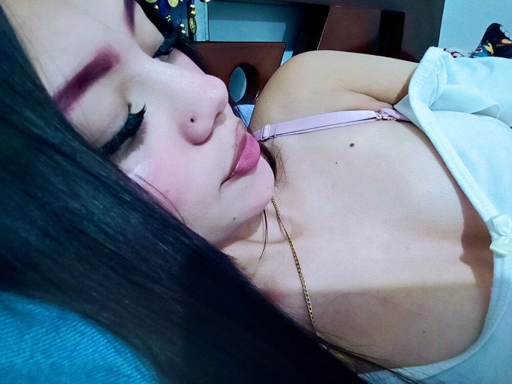 pornos.live candy_sternn livesex profile in curvy cams