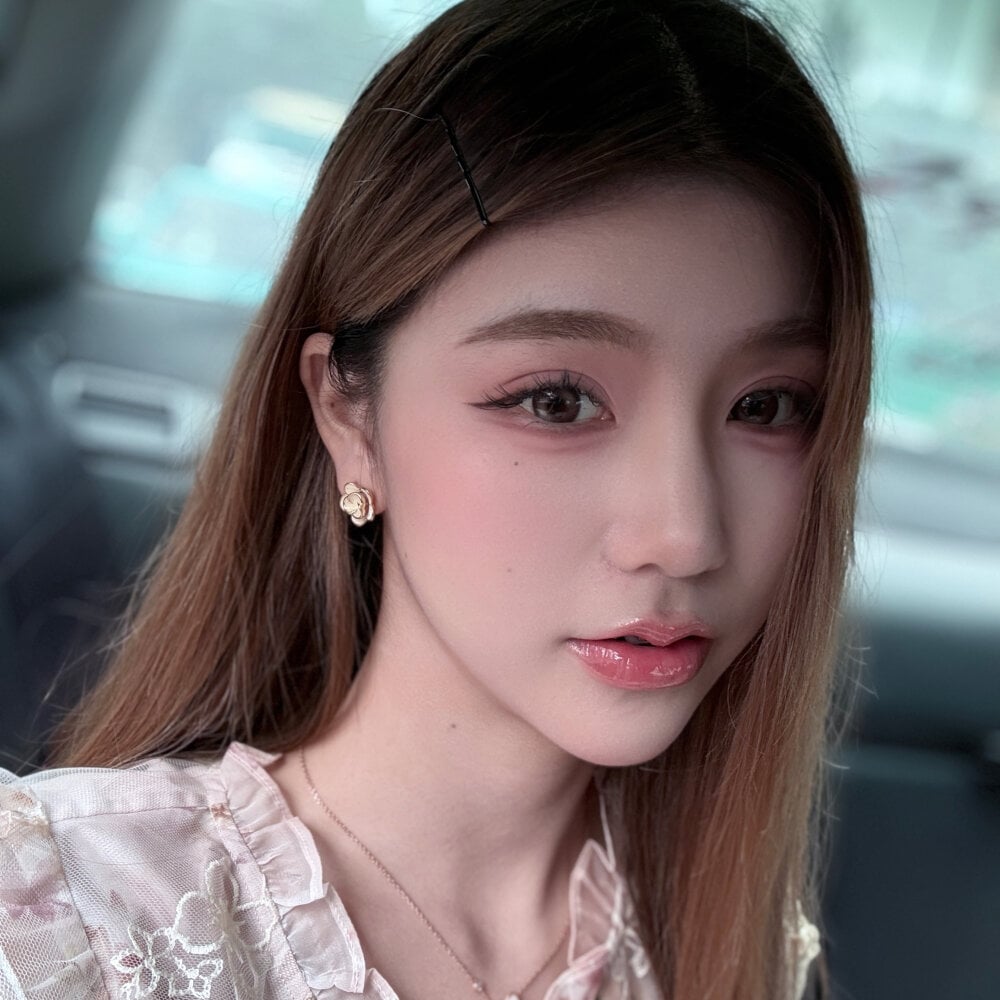 Kiki--2025 live cam model at StripChat