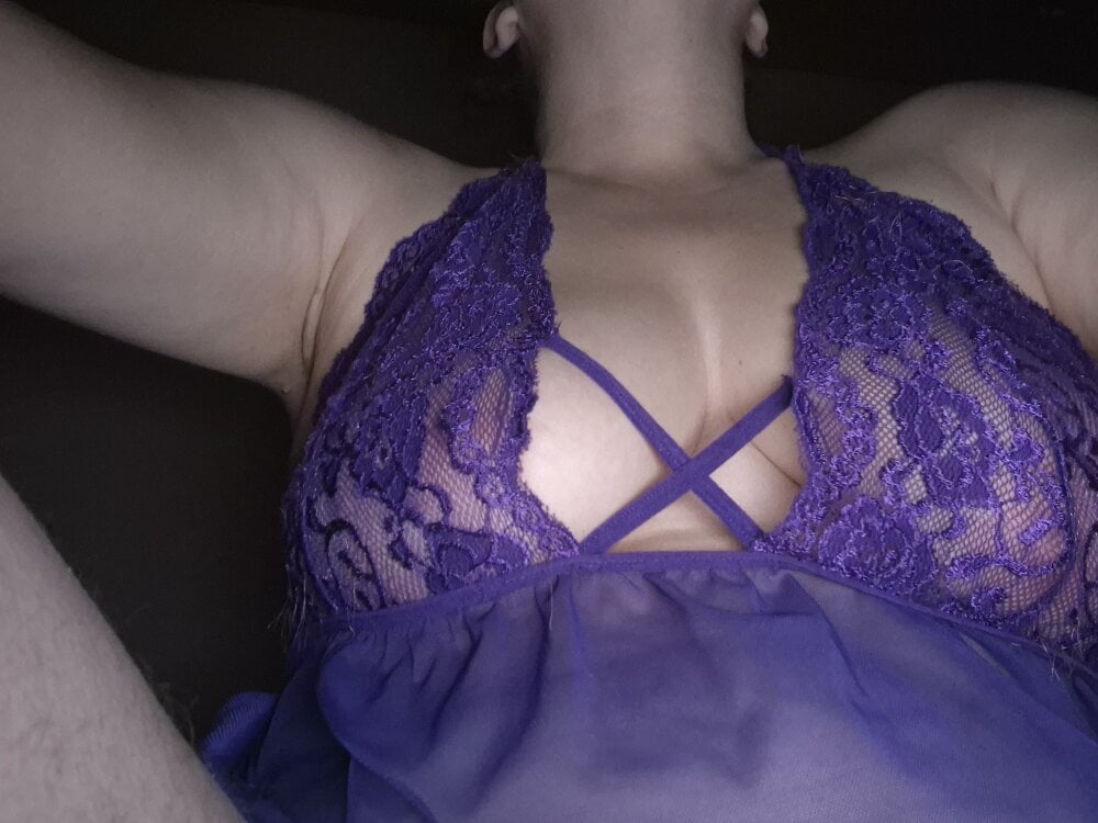 cam-performer.com roussechaudasse livesex profile in curvy cams