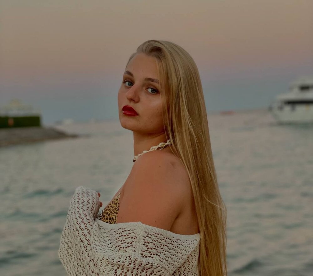 iluvcams.com feyriona livesex profile in don-t-forget-to-use-the-thumbs-up-button-ill-send-a-kiss cams