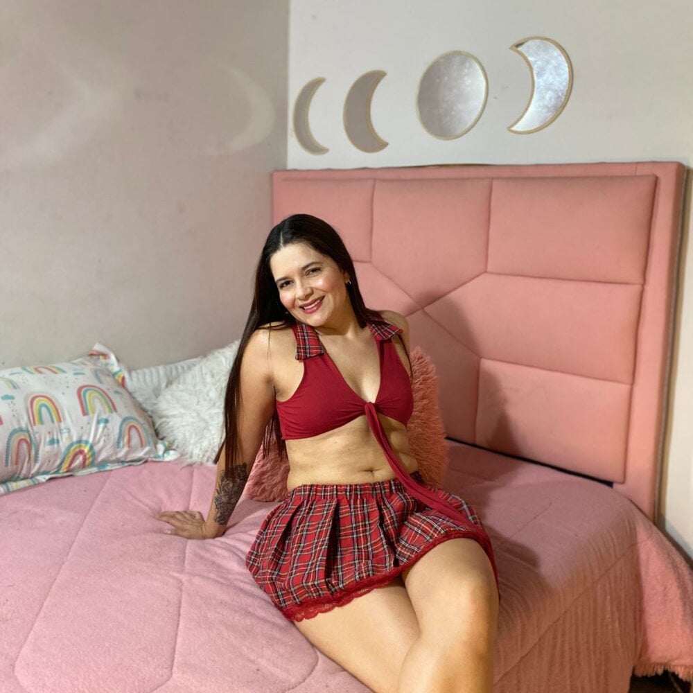 stripchat scarletthoney1 webcam profile pic via livesexbbwcams.com