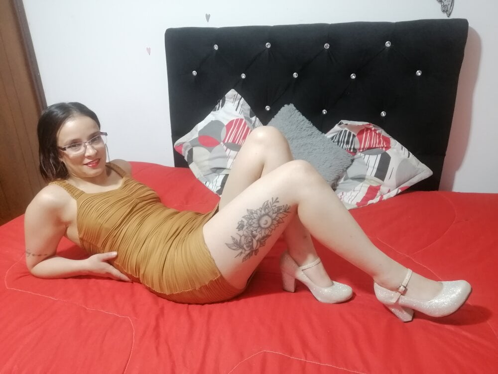 Watch  tatysmaturemilf live on cam at StripChat