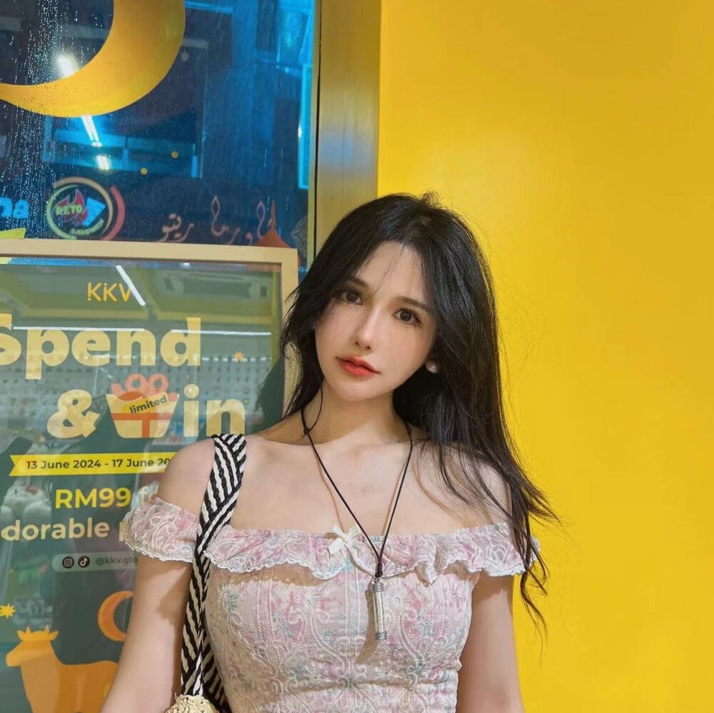 Live sex webcam photo for babykitty- #289948381