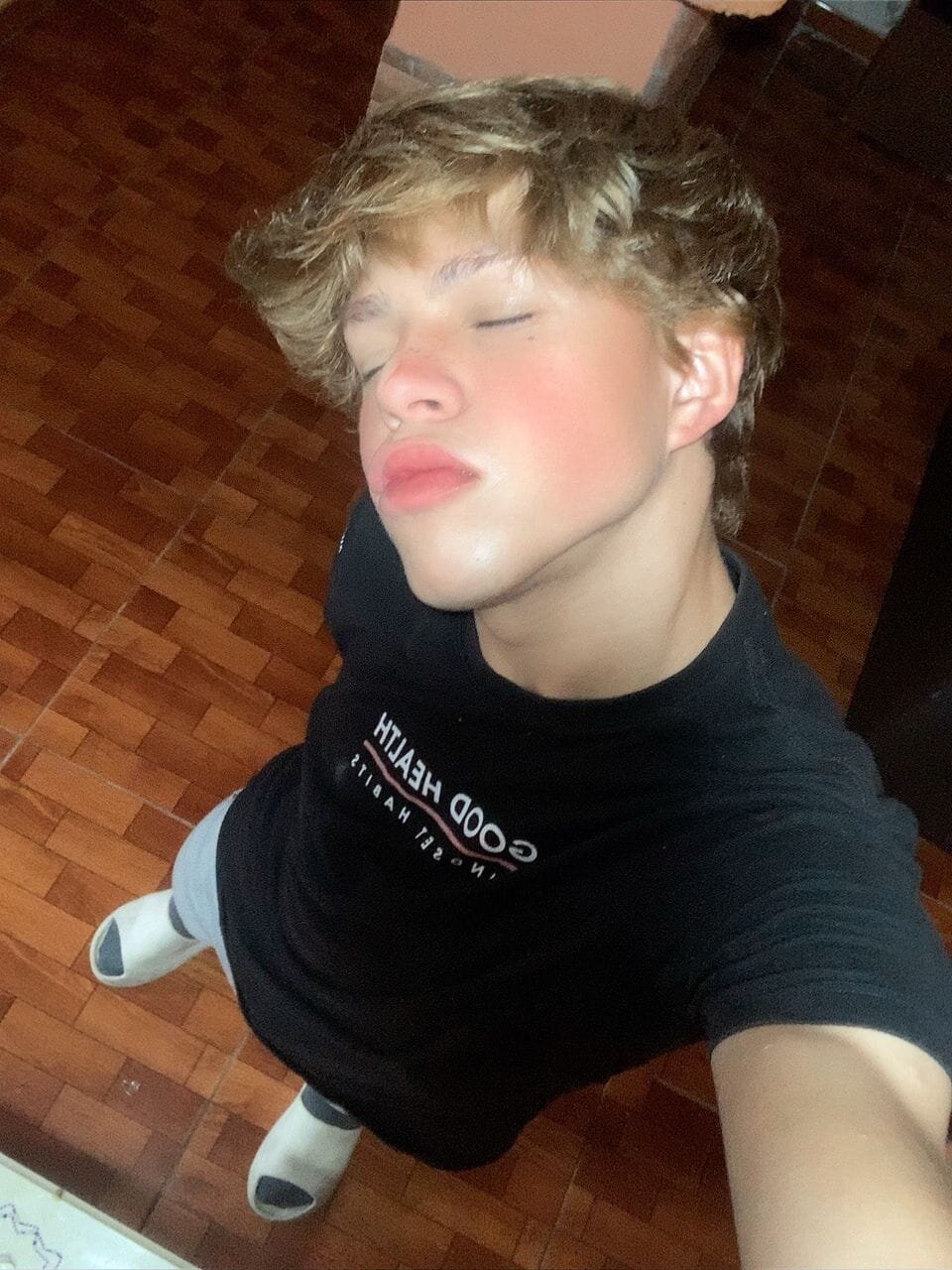 bottom_kiss