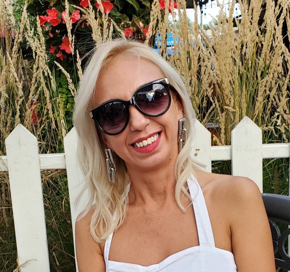 elivecams.com baditaluna livesex profile in granny cams