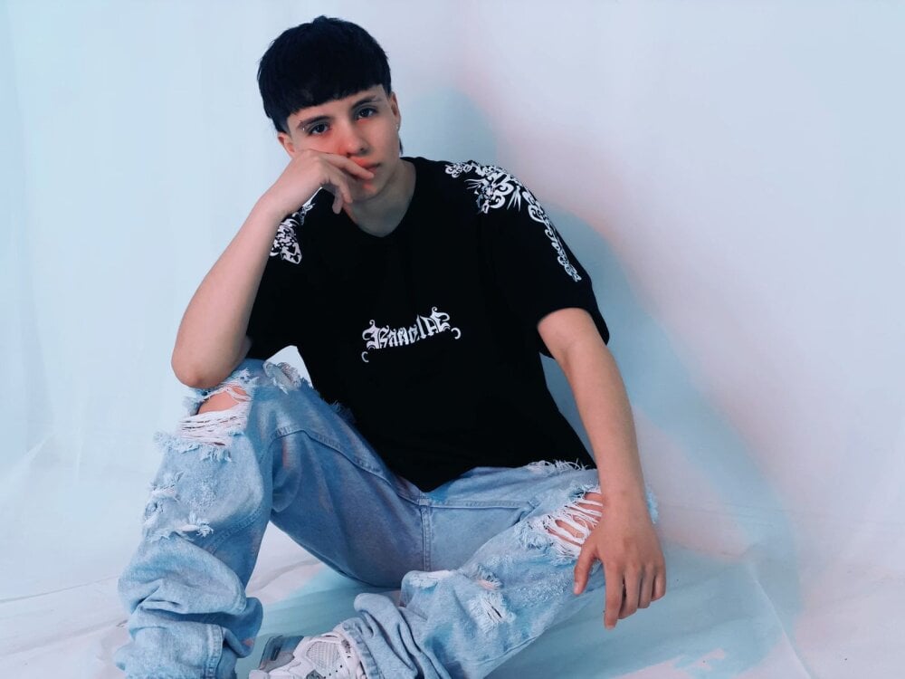 livesex.fan bruno_cruzz livesex profile in on-your-monitor cams