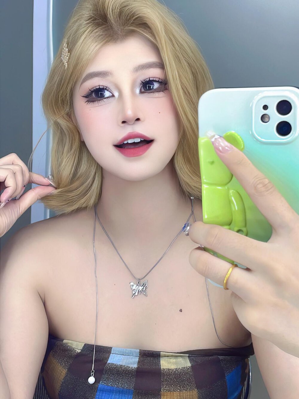 April--108 live cam model at StripChat