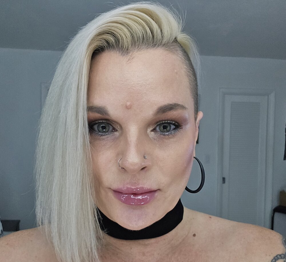 dee_nawty's most recent online preview