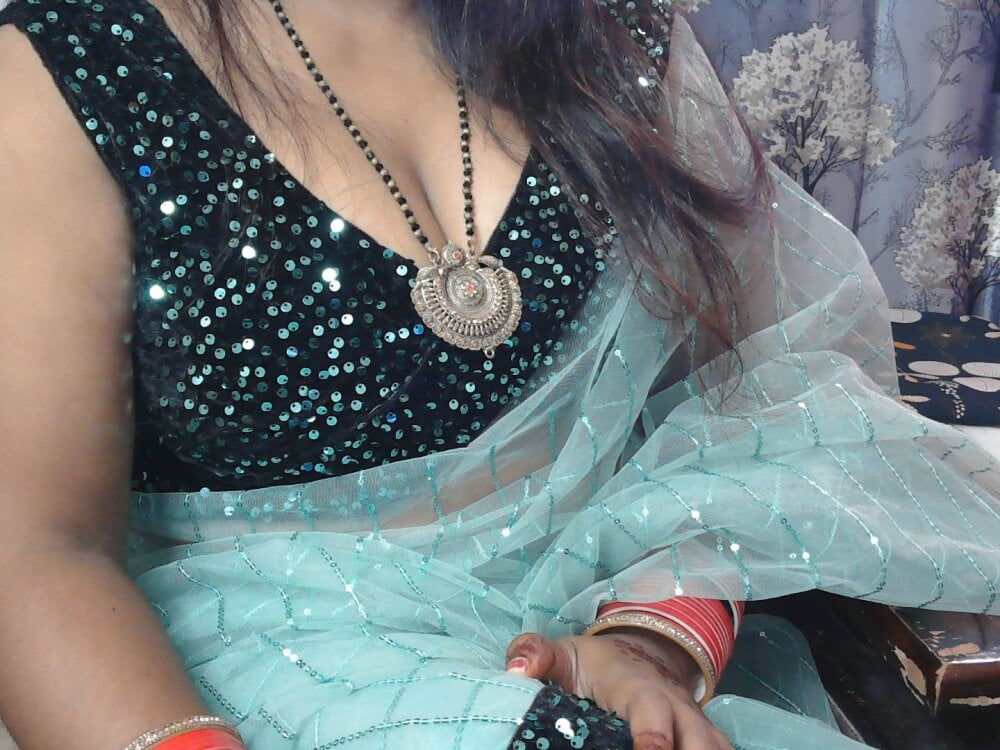 bold_naina from stripchat