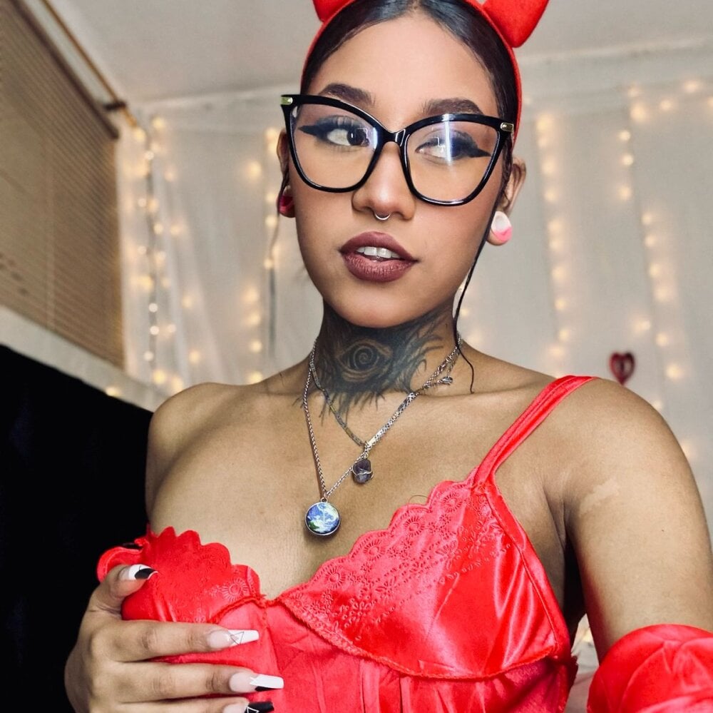 lyam_ebony live cam model at StripChat