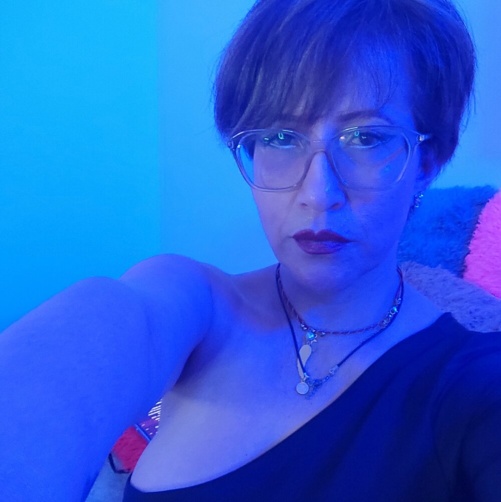 Isabelle_Lov18 live cam model at StripChat