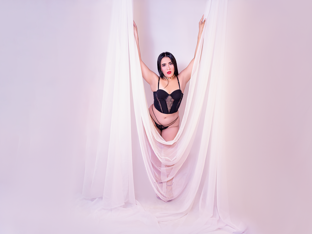 Siena_Wild live cam model at StripChat