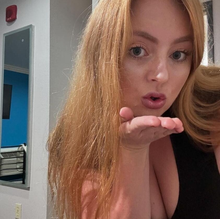 bellasosweets' Offline Chat Room