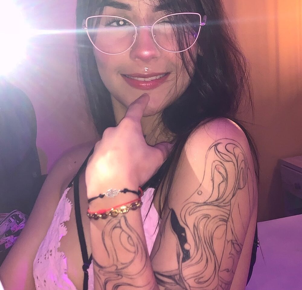 violetblaze from stripchat