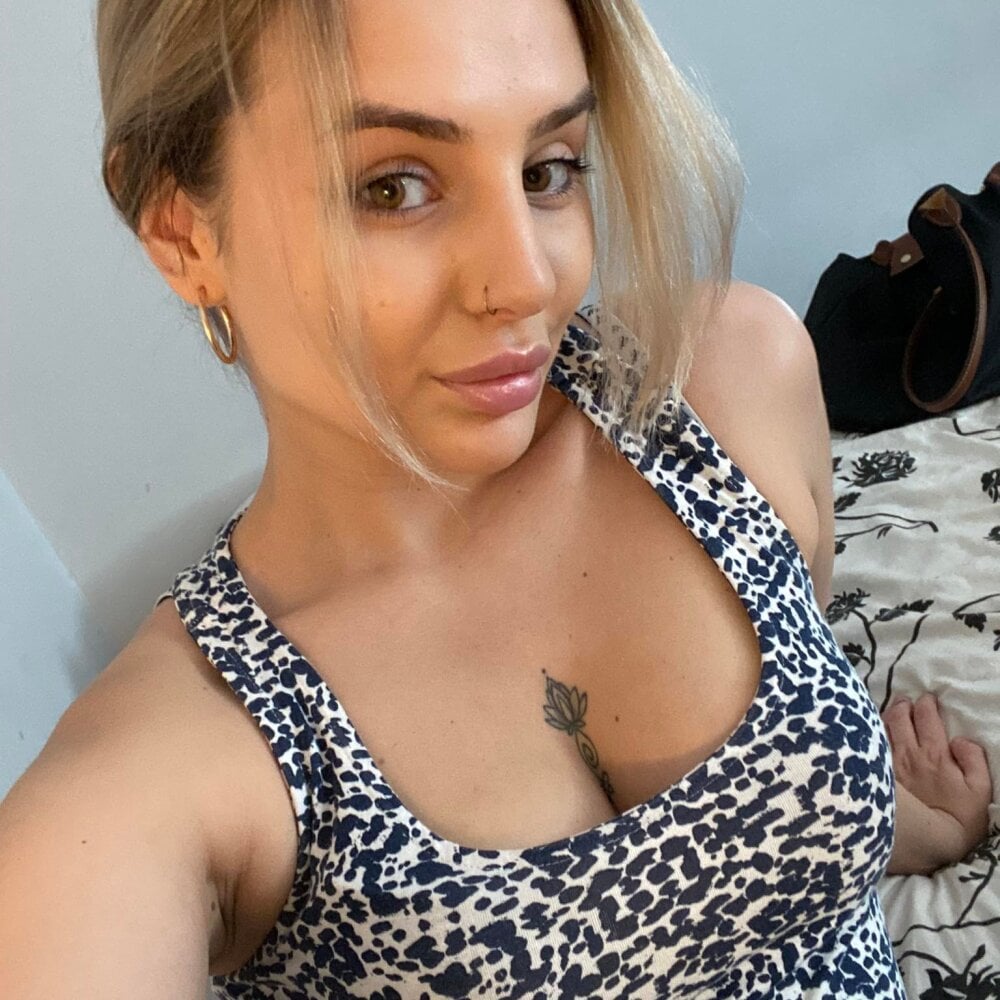 Live sex webcam photo for MimiVixx #290080389