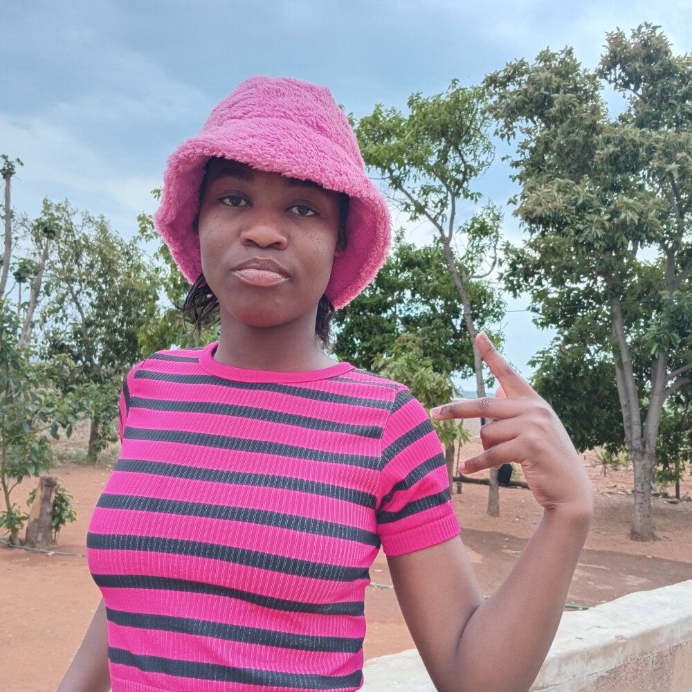 pornos.live morongwacaroline livesex profile in e cams