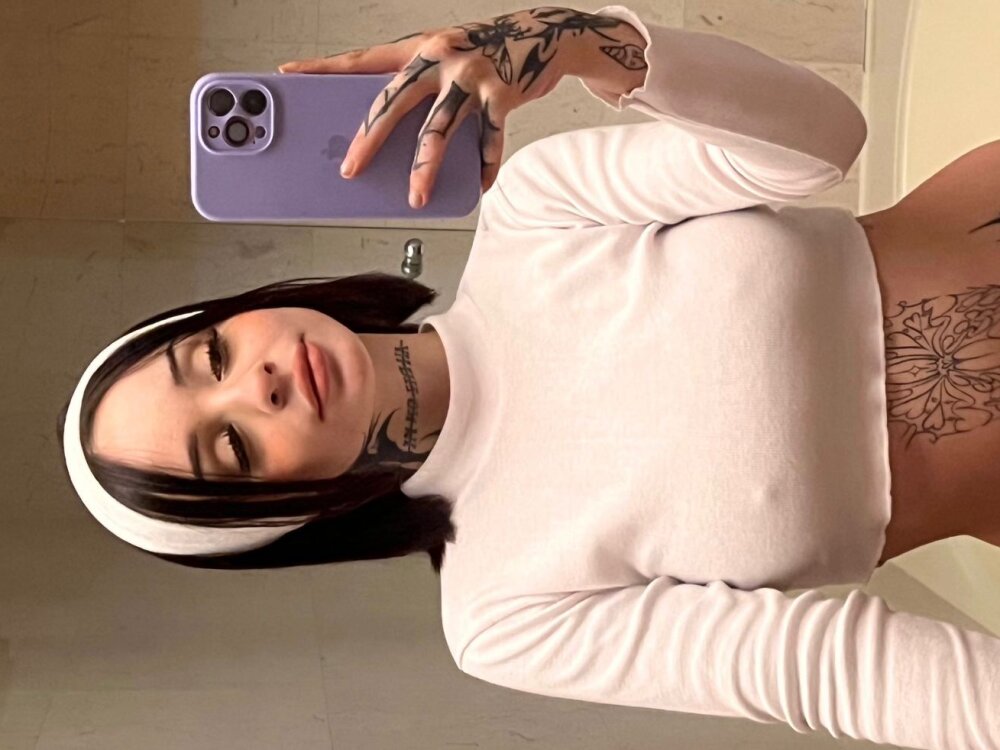 Live sex webcam photo for Sunn_shinee #285912632