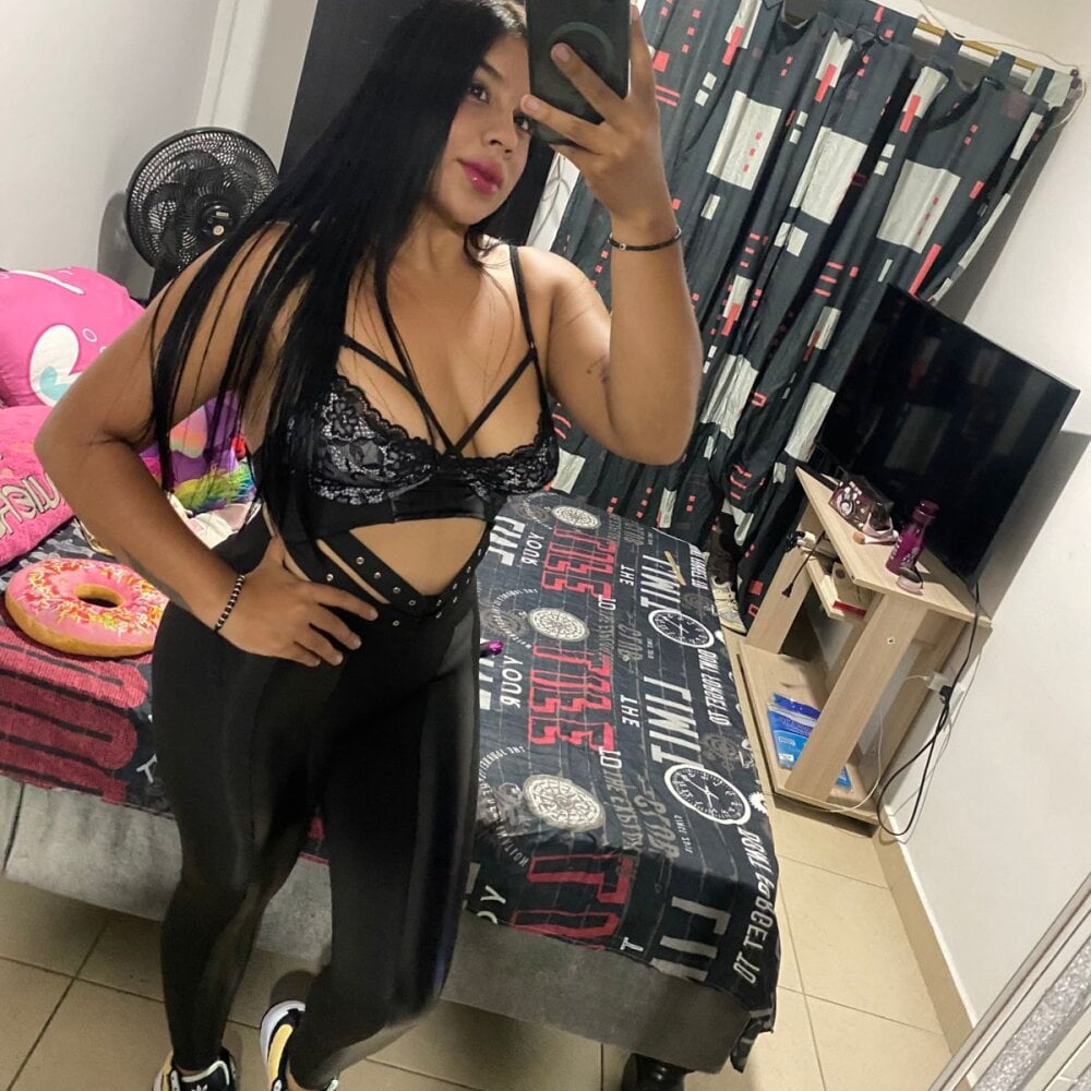 mega-camsex.com samyjhons_ livesex profile in house-by-the-road cams