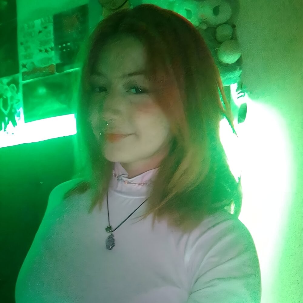 LaraRoseee's Offline Chat Room