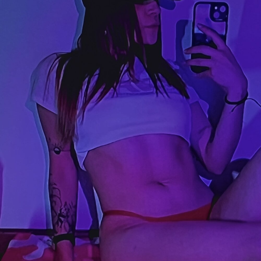 Hat_girl live cam model at StripChat