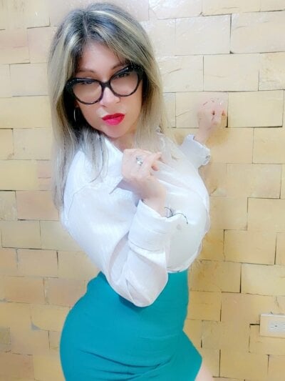 sara_daniels8 on StripChat