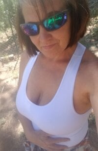 WideOpenSlutWife's Offline Chat Room