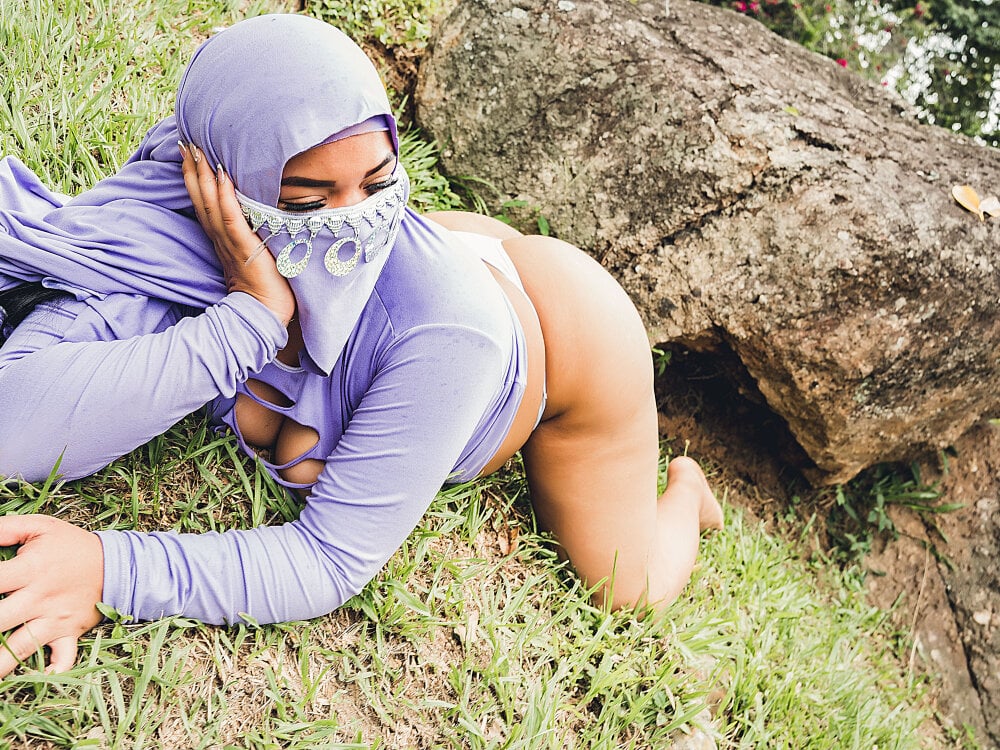 Cam girl thaira_aly