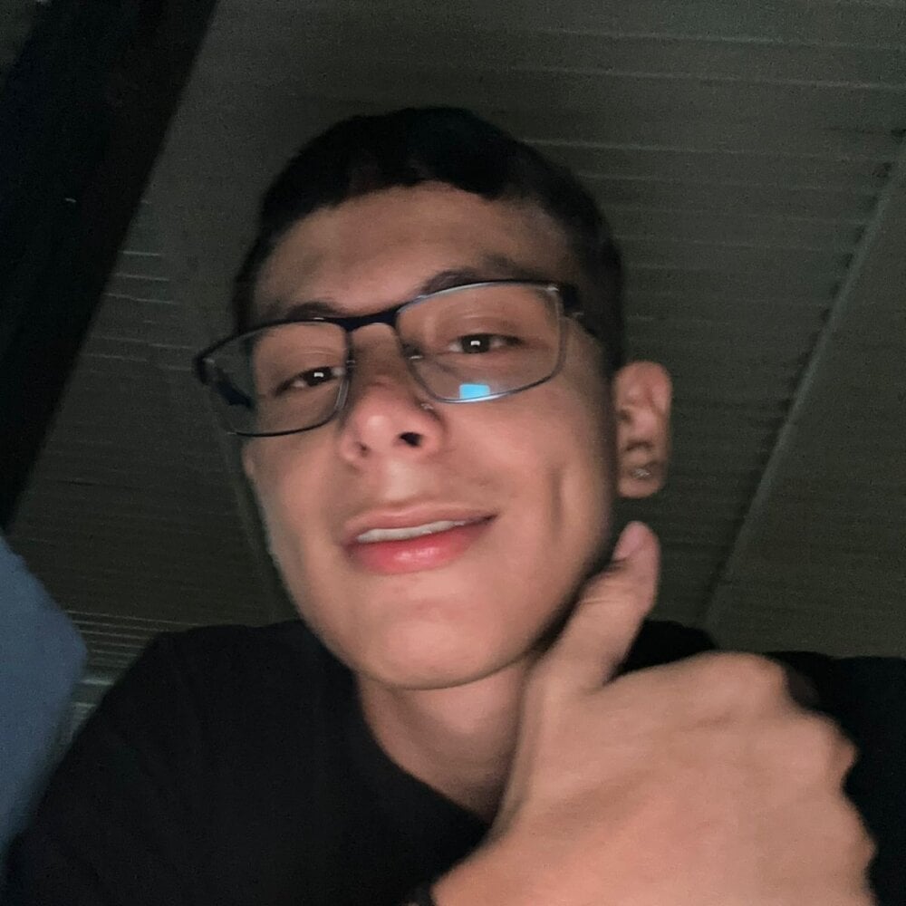 camilo_hot_21 from stripchat