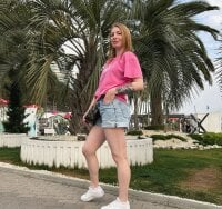 Model Adellika