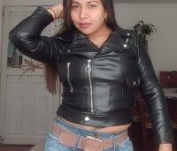 Camila_Millerx's Offline Chat Room