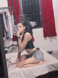 Luna_Lee23's Offline Chat Room