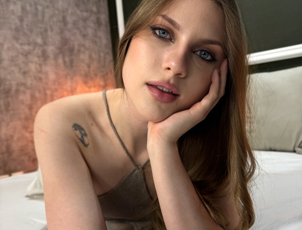 sexlivecamsites.com aryaweil livesex profile in blond-hair cams