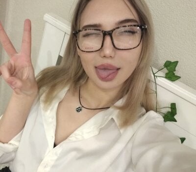 FloraSelt Female Smoke Online Webcam Adult