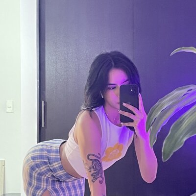 Appealing ApplePie  loves getting naked in free videochat room with live camera