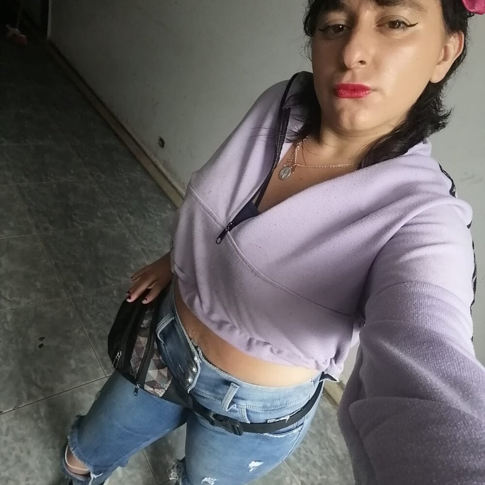 chatnmate.com annie_leed livesex profile in latin cams