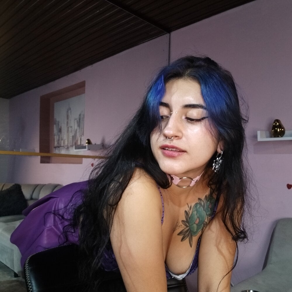 Lilith_Pink's Offline Chat Room