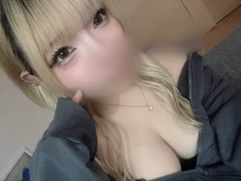 risa_cutie from stripchat