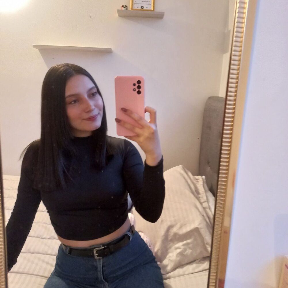 Mia_Roberts1