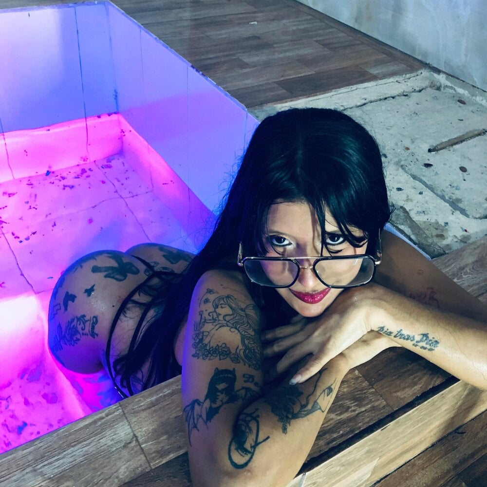 luxury_dirt_latina from stripchat