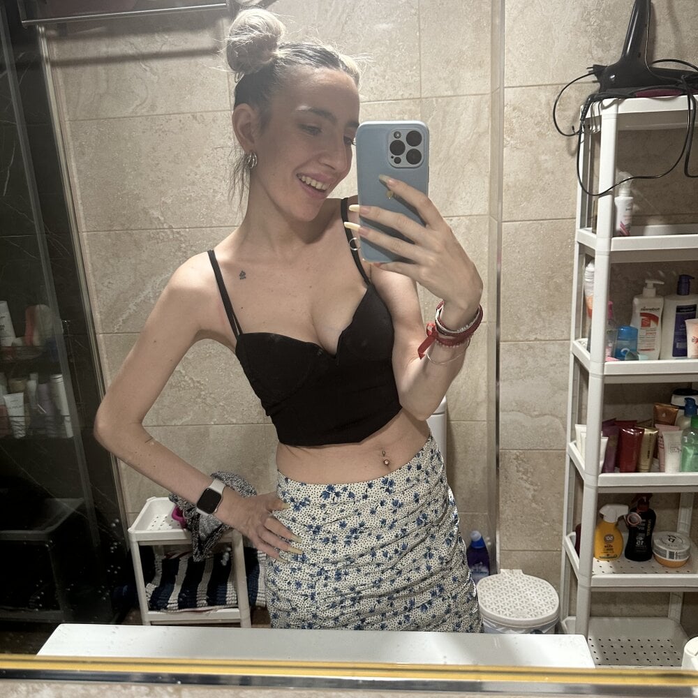 6livesex.com barbieblondiegirl livesex profile in somewhere-on-the-campus cams