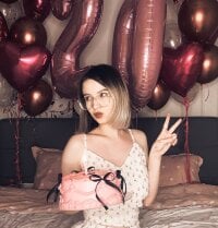 anna_miiu's Offline Chat Room