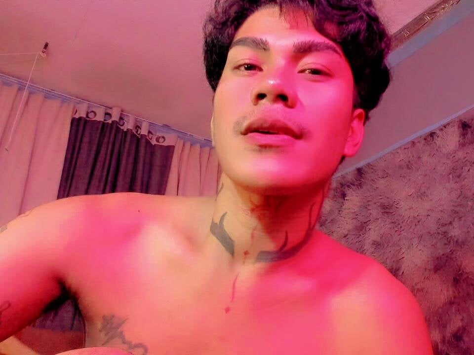 asian_cumsawyer's Offline Chat Room