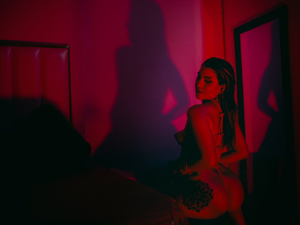 Live sex webcam photo for EmmaSwift_ #289979395