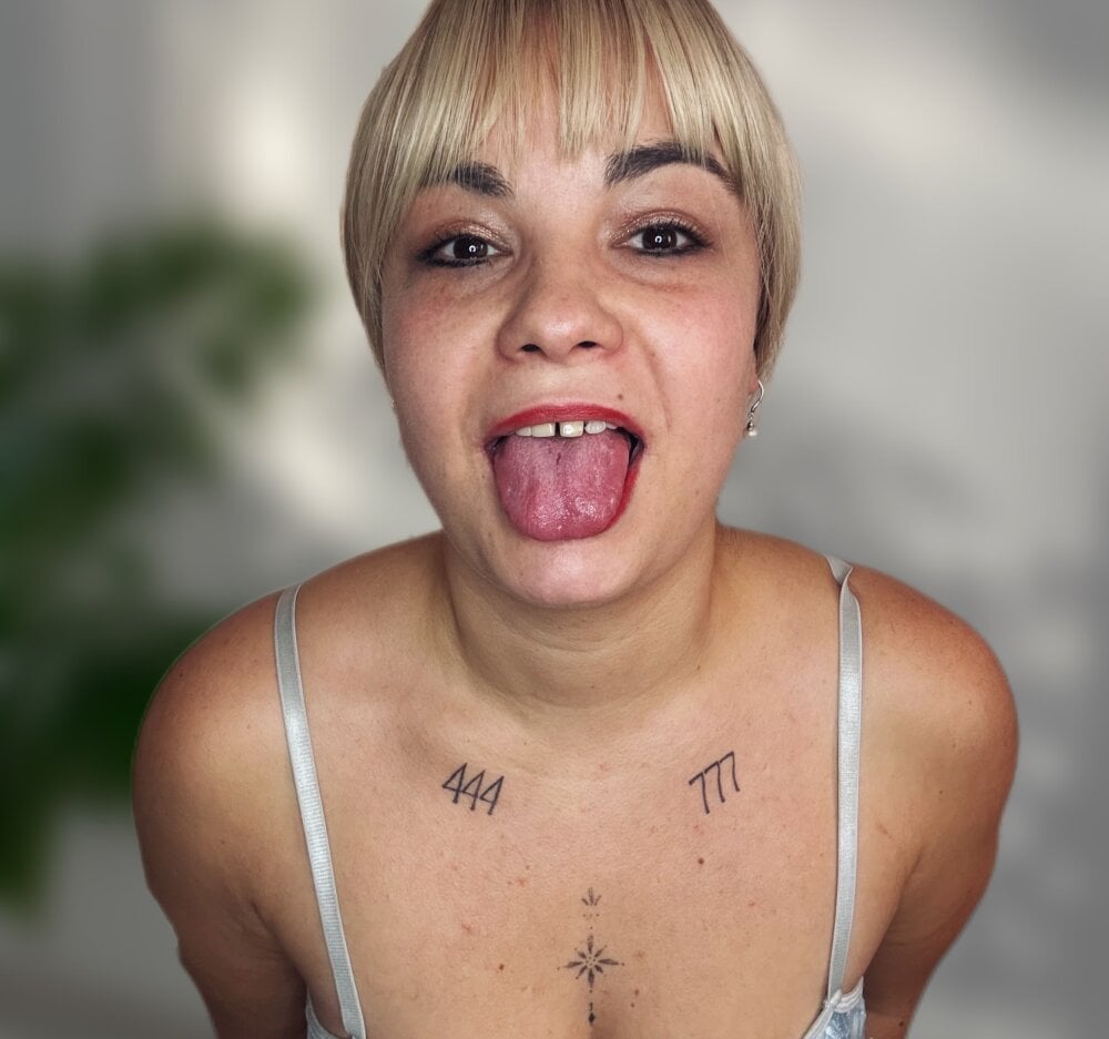 Morena_B live cam model at StripChat