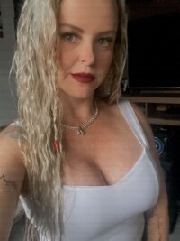 blonde_rocker's Offline Chat Room